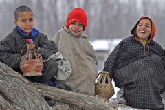 Children_with_kagri_in_kashmir_winters_20210624014936